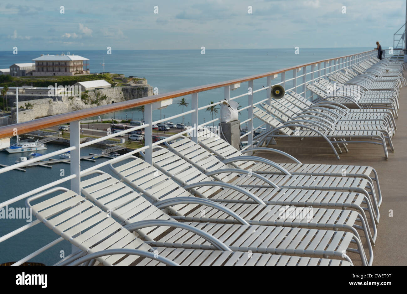 Leeren Sie Kreuzfahrt Schiff Liegestühle, Kings Wharf Bermuda, The Commissioner Haus im Blick Stockfoto