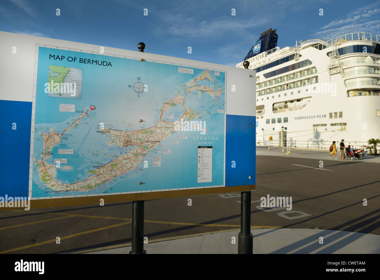 Bermuda Kings Wharf Werft mit Karte und Kreuzfahrt Schiff Stockfoto