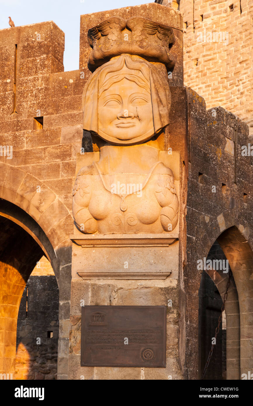 Skulptur Dame Carcas auf der Stadtmauer der mittelalterlichen französischen Stadt Carcassonne. Stockfoto