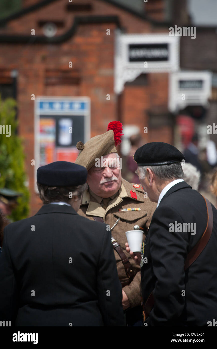 Britischer Offizier - schottische Regiment im Gespräch mit Veteranen Stockfoto