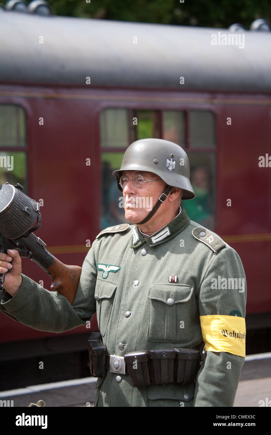 Deutscher Soldat auf Bahnsteig mit Maschinengewehr Stockfoto