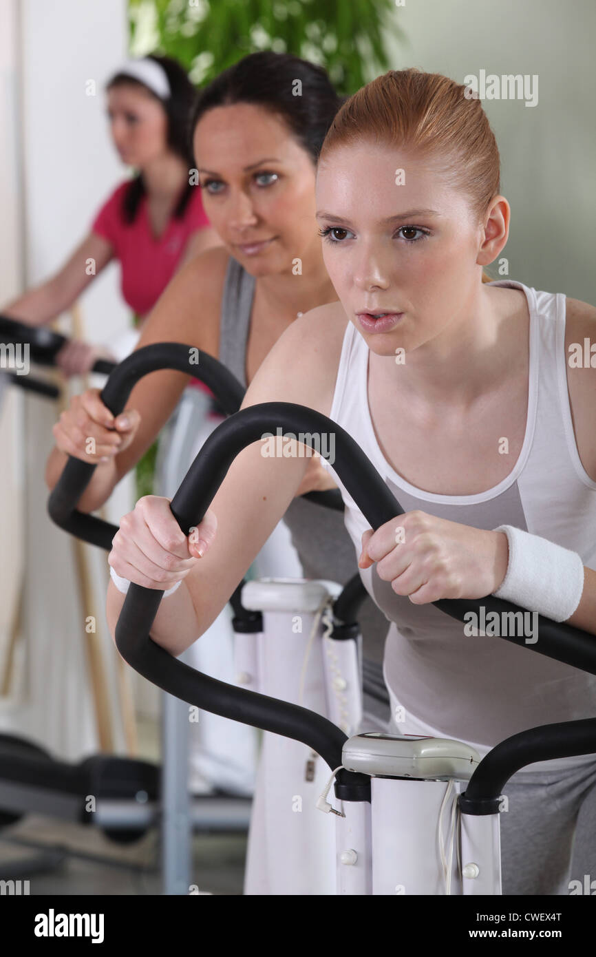 Frauen in der Turnhalle Stockfoto