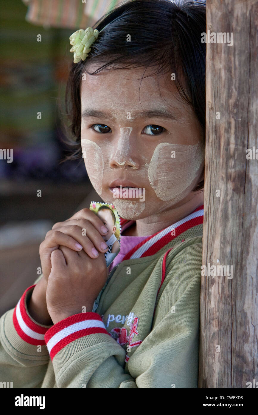 Myanmar, Burma. Mingun, in der Nähe von Mandalay. Burmesische Mädchen. Sie trägt auf ihrem Gesicht, eine kosmetische Sonnenschutzmittel Thanaka einfügen. Stockfoto