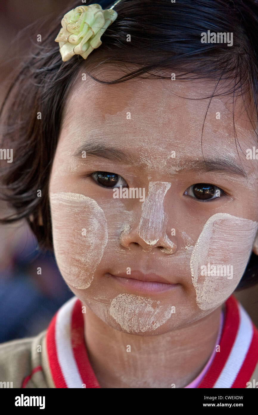 Myanmar, Burma. Mingun, in der Nähe von Mandalay. Burmesische Mädchen. Sie trägt auf ihrem Gesicht, eine kosmetische Sonnenschutzmittel Thanaka einfügen. Stockfoto