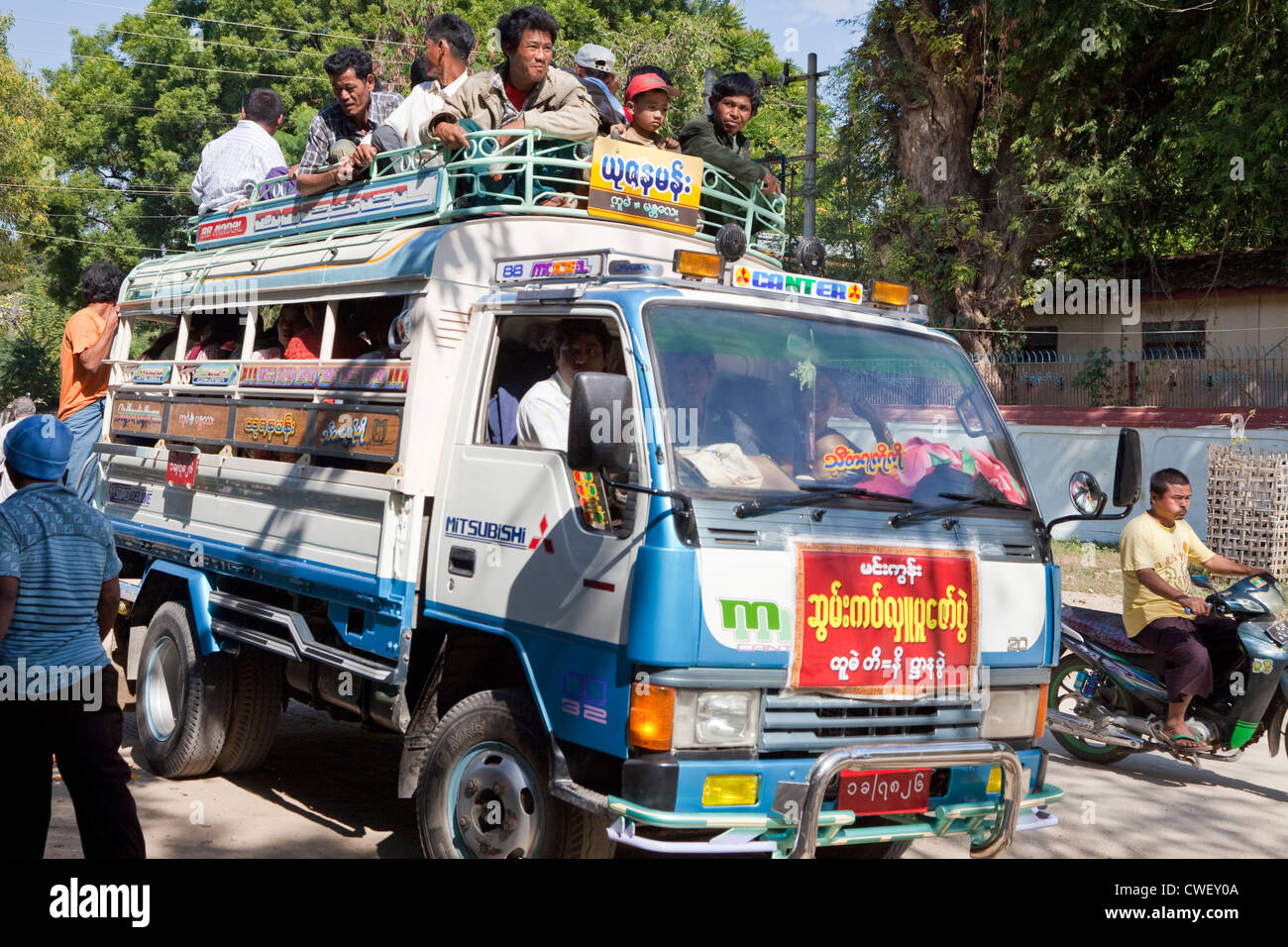 Myanmar, Burma. Mingun, in der Nähe von Mandalay. Lokaler Busverkehr. Keine Sicherheit im Straßenverkehr Regeln verhindern, dass Passagiere Reiten an der Spitze. Stockfoto