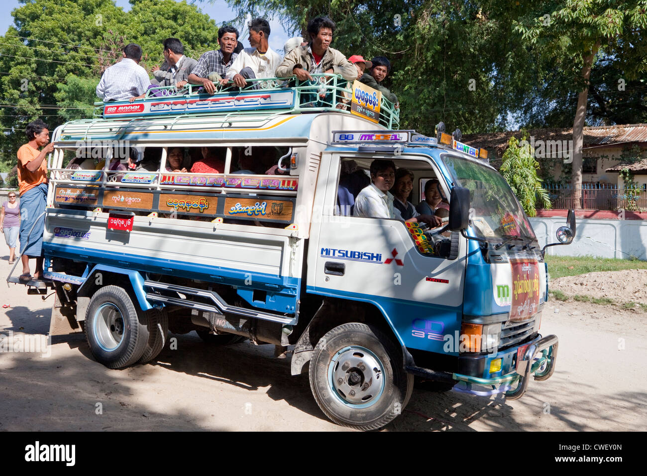 Myanmar, Burma. Mingun, in der Nähe von Mandalay. Lokaler Busverkehr. Keine Sicherheit im Straßenverkehr Regeln verhindern, dass Passagiere Reiten an der Spitze. Stockfoto