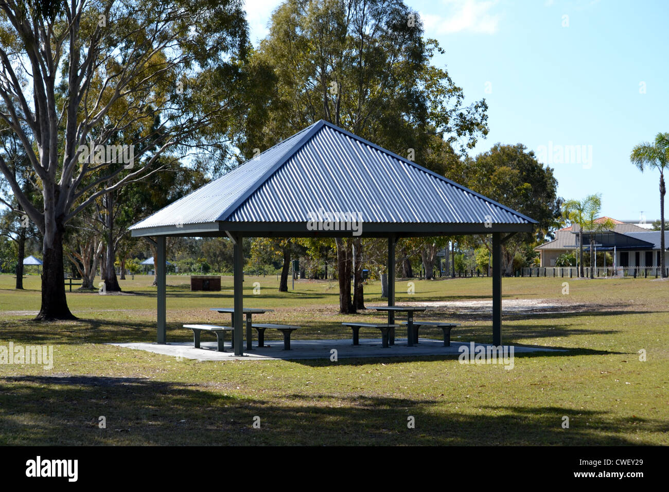 Undercover Picknick-Tische im park Stockfoto