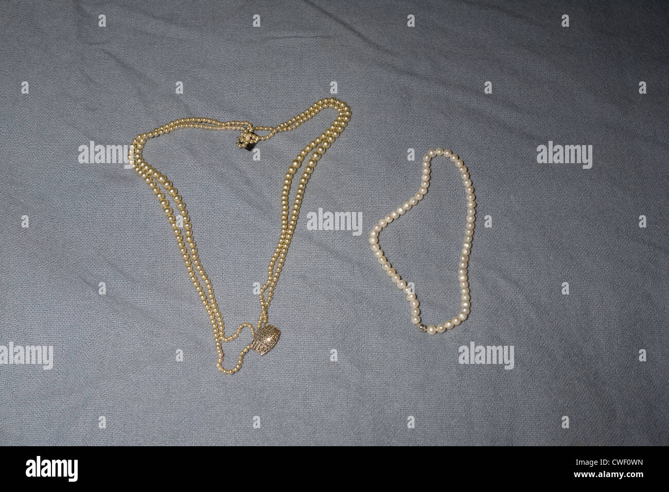 Zwei Perlenketten mit Perlen für Anzeige auf einer Decke ausgebreitet Stockfoto