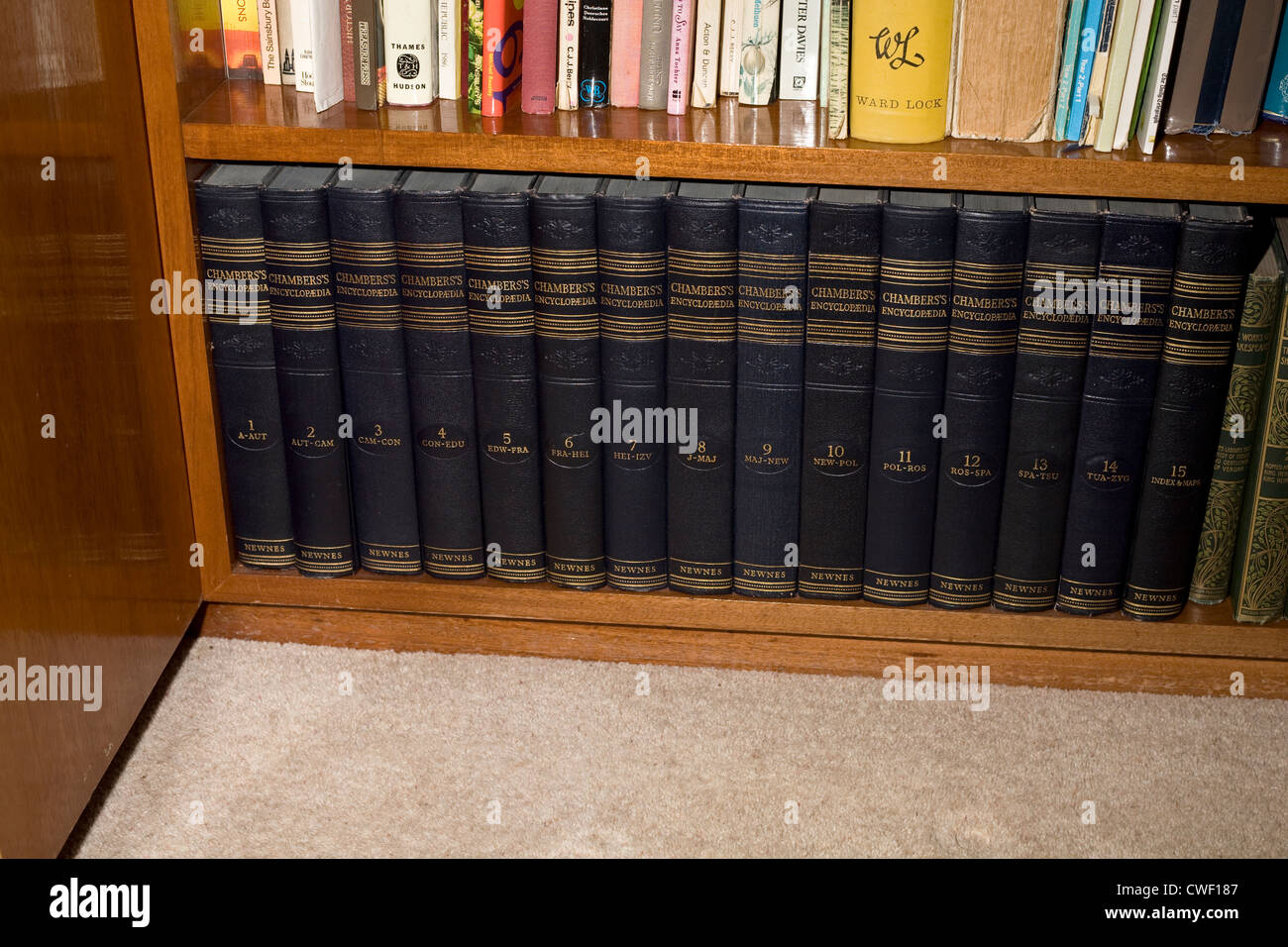 Die 1950 Chambers Enzyklopädie von Newnes am Ende von einem zwei-Ebenen-Bücherregal veröffentlicht Stockfoto