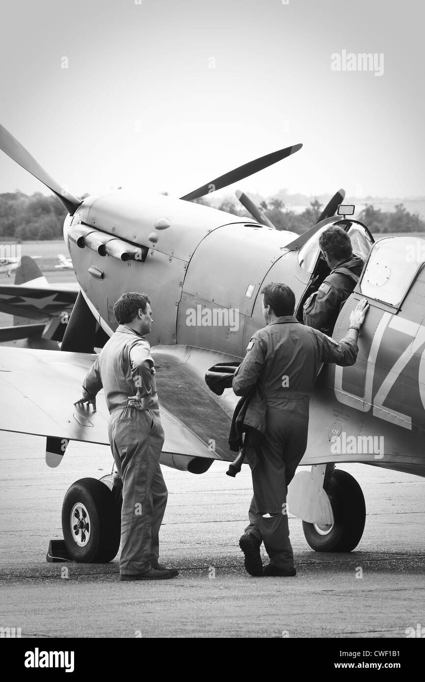 Sprechen Sie Boden-Crew mit Pilot Spitfire vor Start Stockfoto