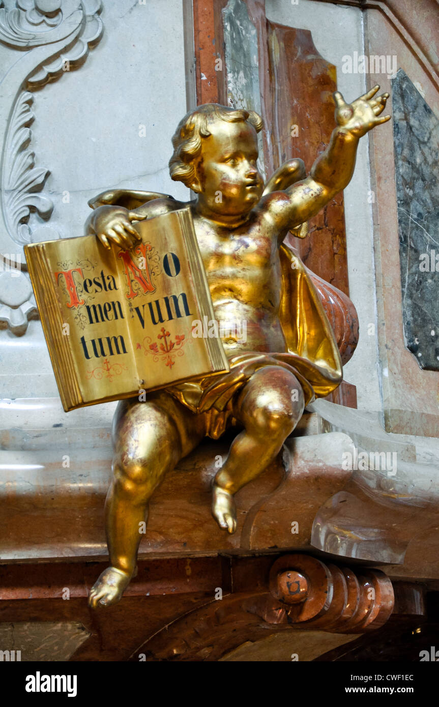 barocke Engel Figur hält eine Tabelle sagen neues testament Stockfoto