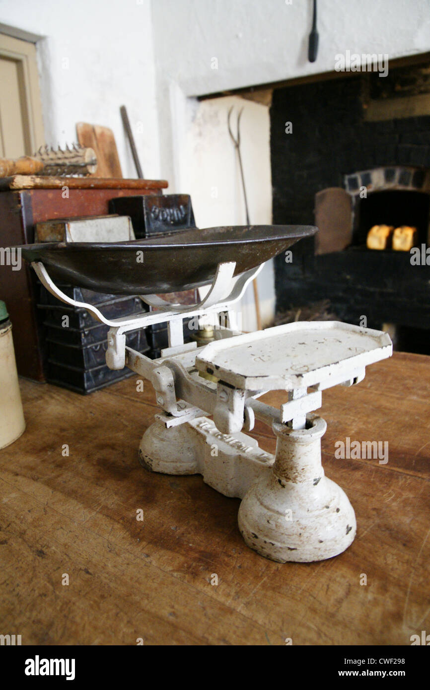 Altmodische Küche Waagen in einer rustikalen Küche mit Kohle Kamin in den Hintergrund gefeuert Stockfoto