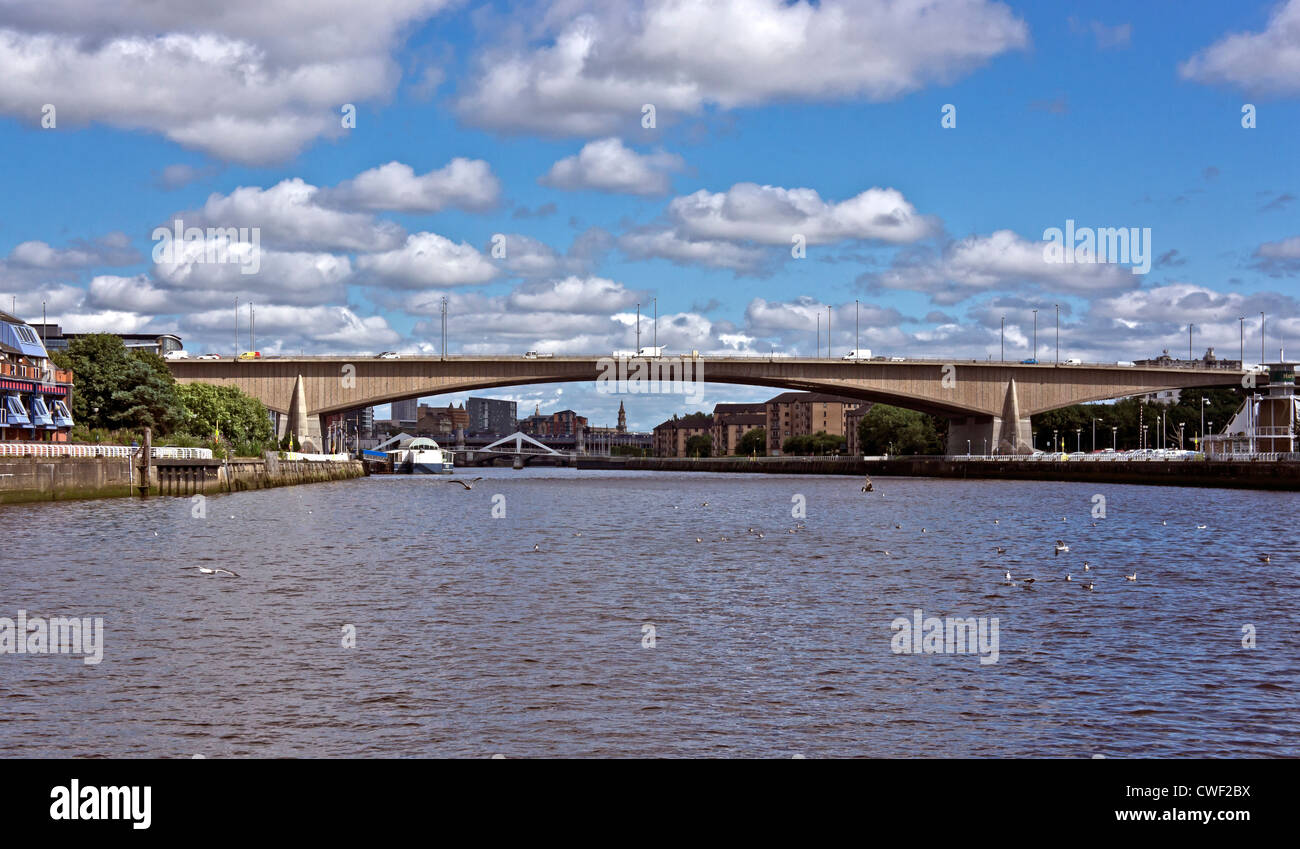 Kingston Bridge mit der M8 Autobahn über den River Clyde im Zentrum von Glasgow Schottland Stockfoto