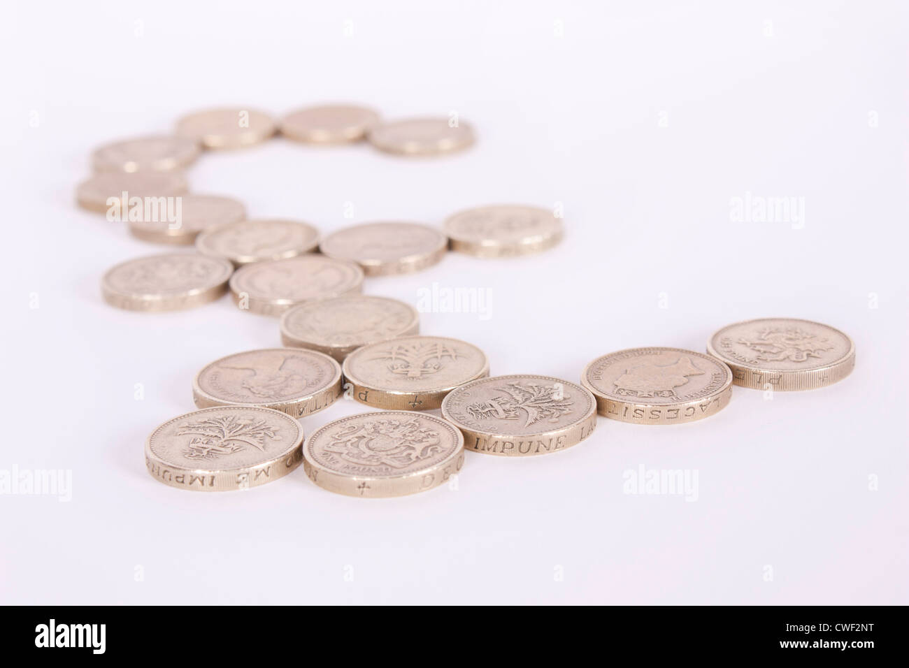 Pfund-Symbol gemacht von Pfund Goldmünzen auf weißem Hintergrund mit geringen Schärfentiefe. Stockfoto