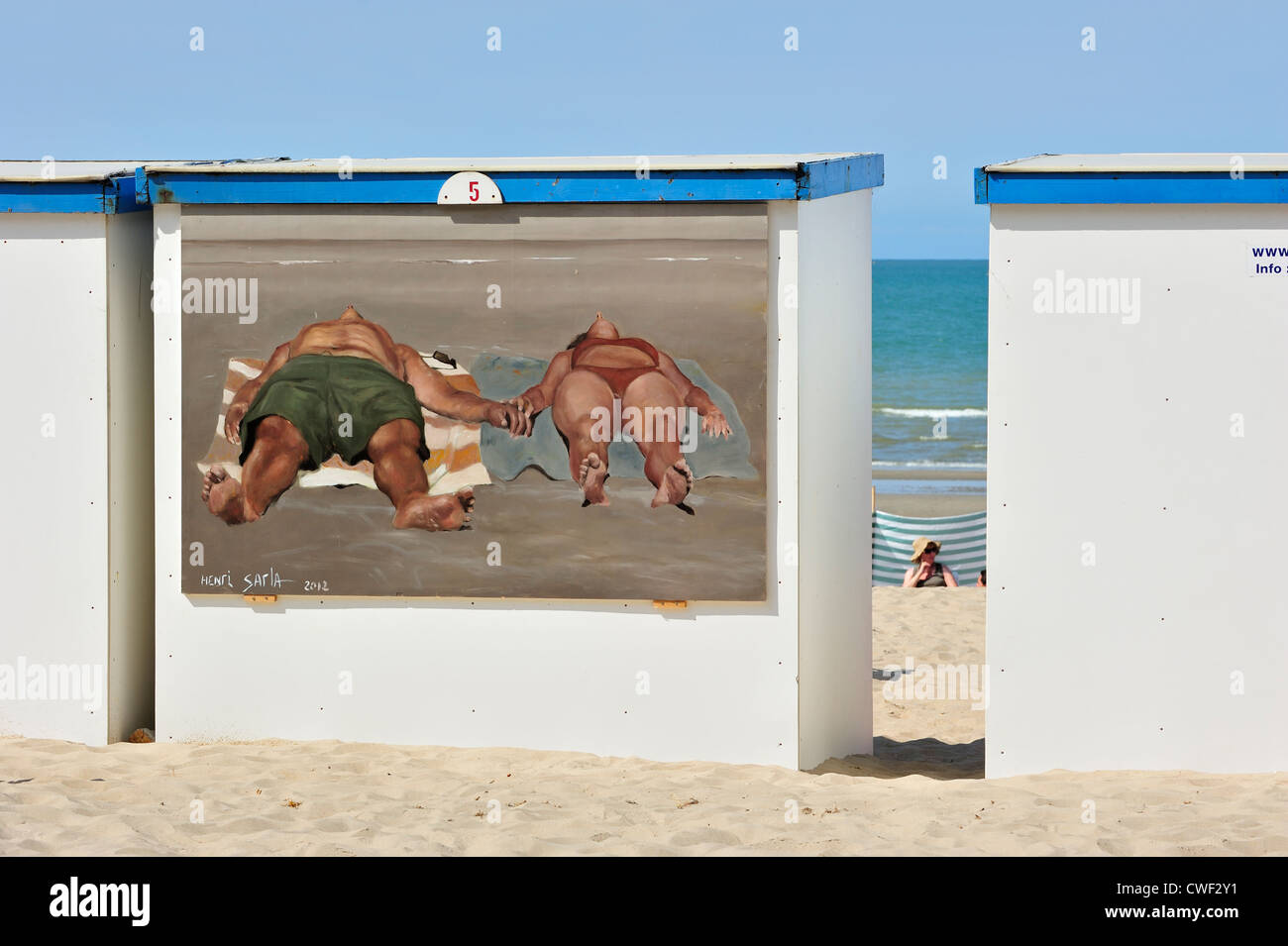 Wandmalerei von paar Sonnenanbeter bekommen eine tan auf Strandkabine entlang der Nordsee Küste in Koksijde / Coxyde, Belgien Stockfoto