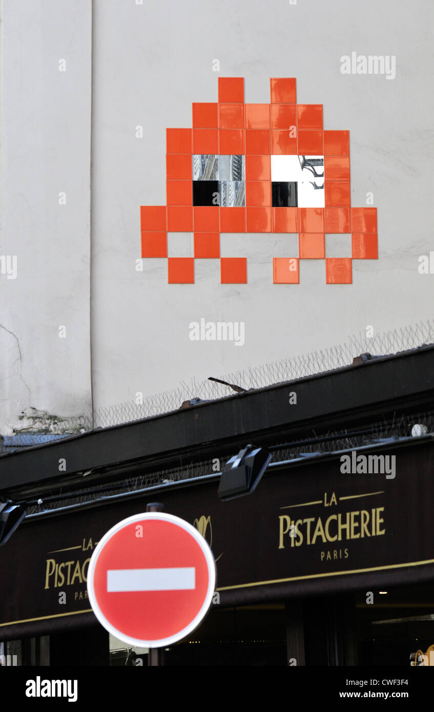 Paris, Frankreich. Keramische Fliese "Graffiti" von unbekannten Streetart-Künstler Space Invader, in Rue Rambuteau (August 2012) Stockfoto