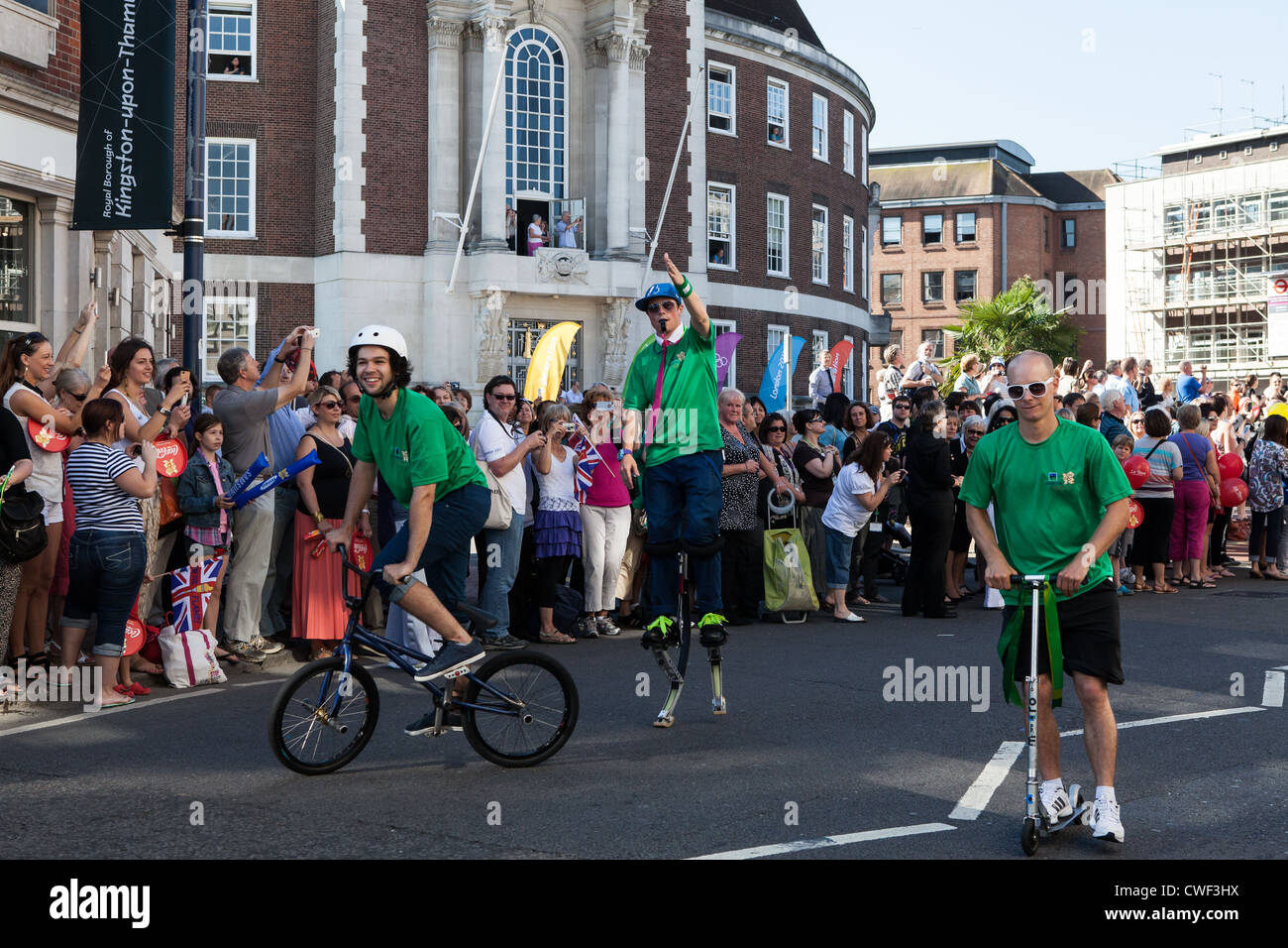 Ausgehend von Chandresh Somani, wie er die Olympia 2012 Flamme Kingstons Guildhall, Surrey vorbei getragen. Stockfoto