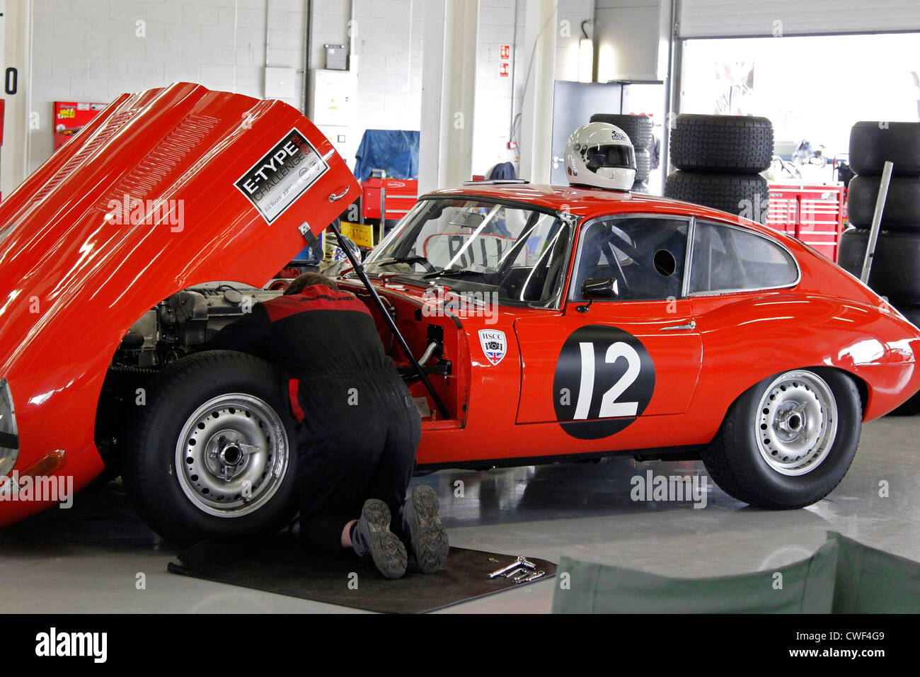 Jaguar E-Type Classic Rennwagen und Mechaniker Stockfoto