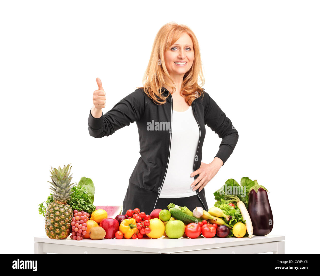 Frau mit Obst und Gemüse geben einen Daumen oben isoliert auf weißem Hintergrund Stockfoto