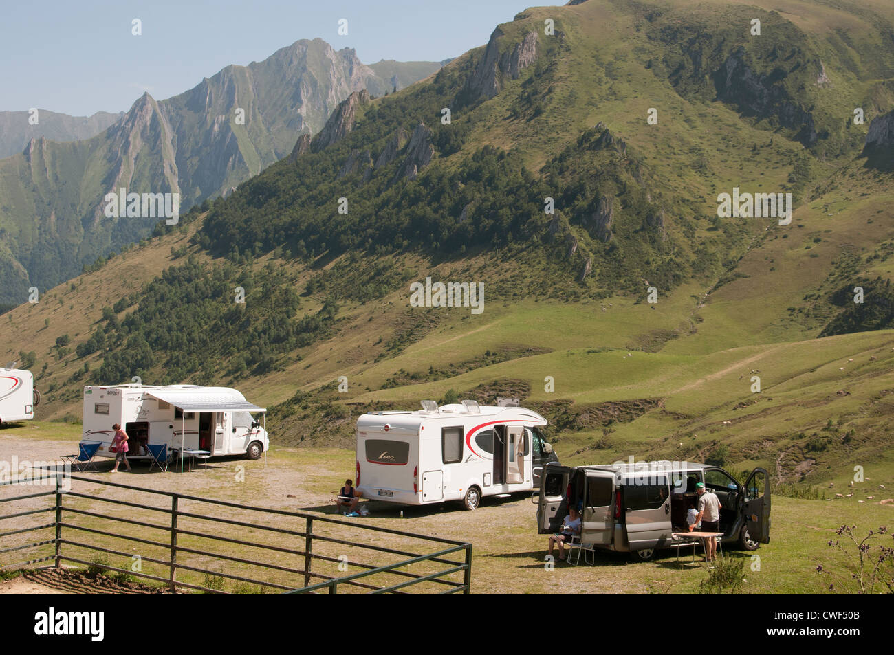 Nationalpark Pyrenäen Südwest-Frankreich touring Wohnmobile mit einer malerischen Bergkulisse Stockfoto