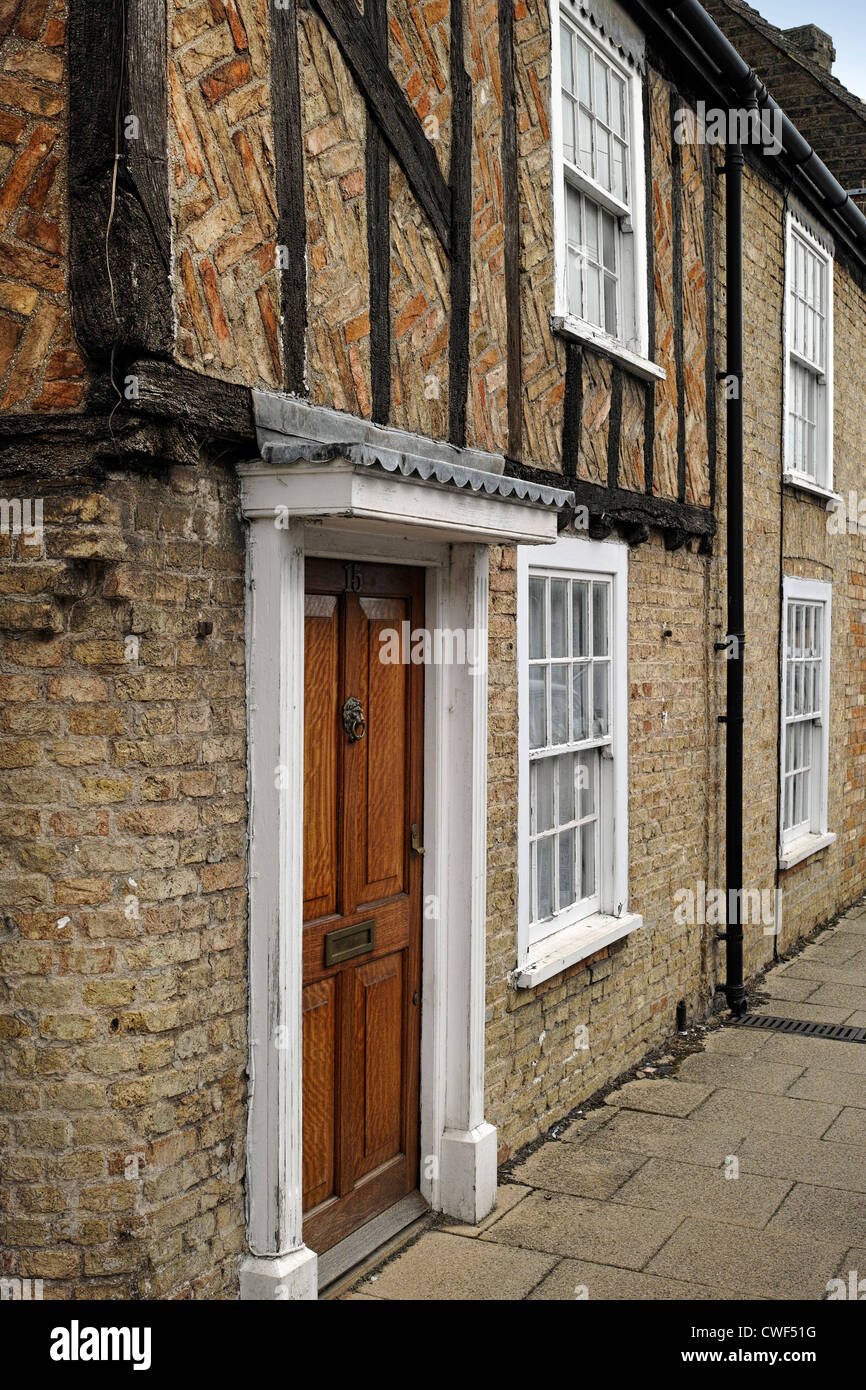 Alten Reihenhaus Backstein mit Holzrahmen in Waterside Ely Stockfoto