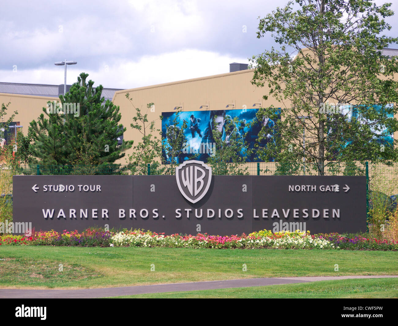 Schild am Haupteingang der Harry-Potter-Studio-Tour in den Leavesden Studios Stockfoto