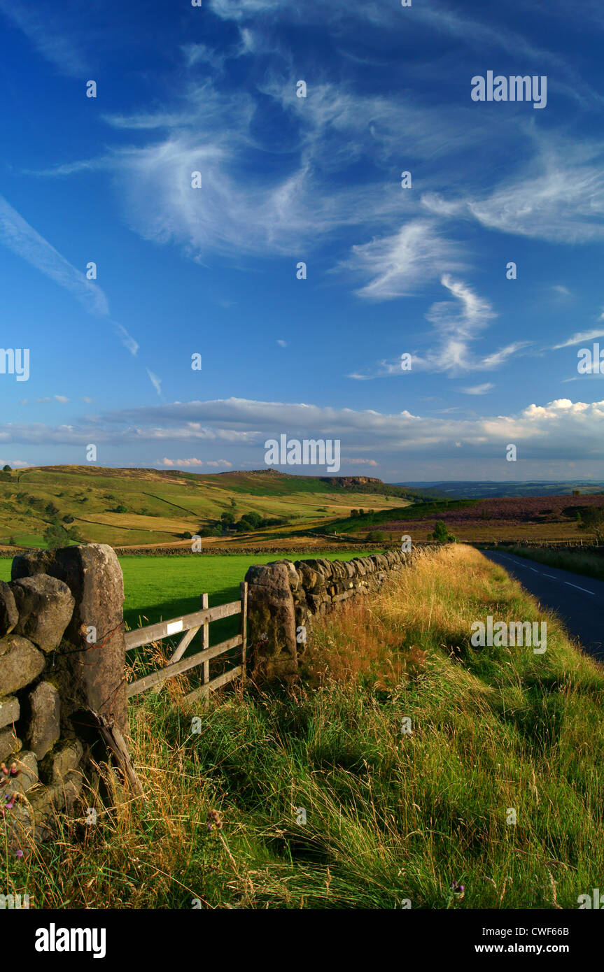 UK, Derbyshire, Peak District, mit Blick auf über Owler Tor & Mühlstein Rand, Straße von Stanage Edge nach Hathersage Stockfoto