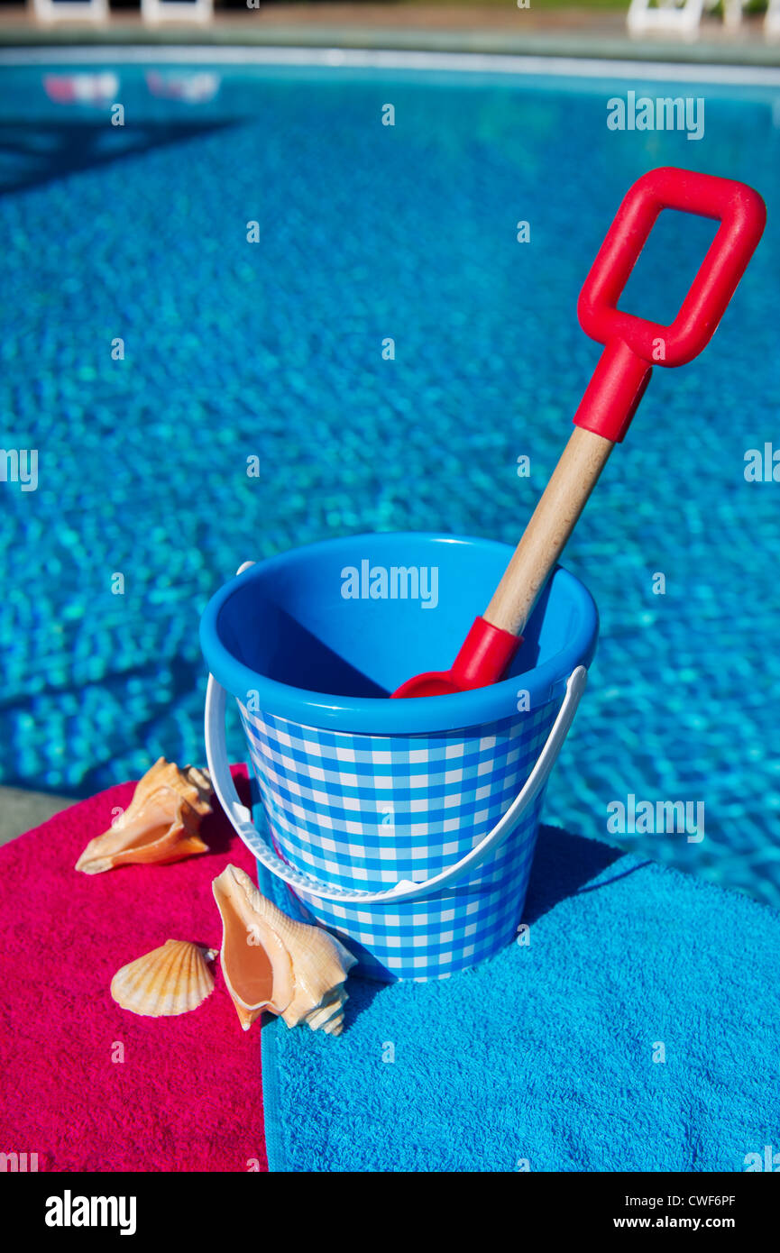 Kunststoff-Spielzeug am Swimming pool Stockfoto