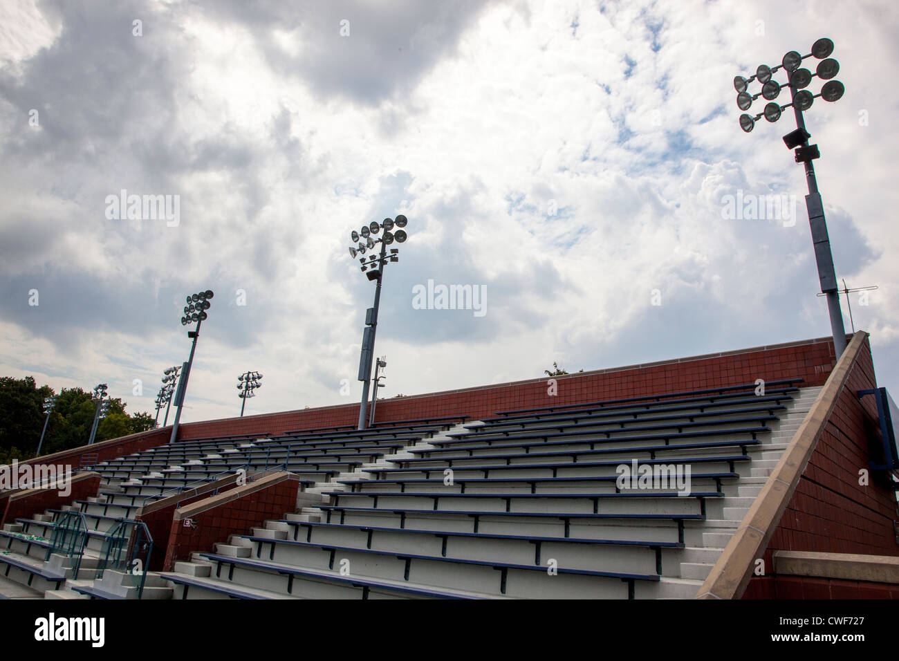 Leere Stadion Sitzplätze. Stockfoto
