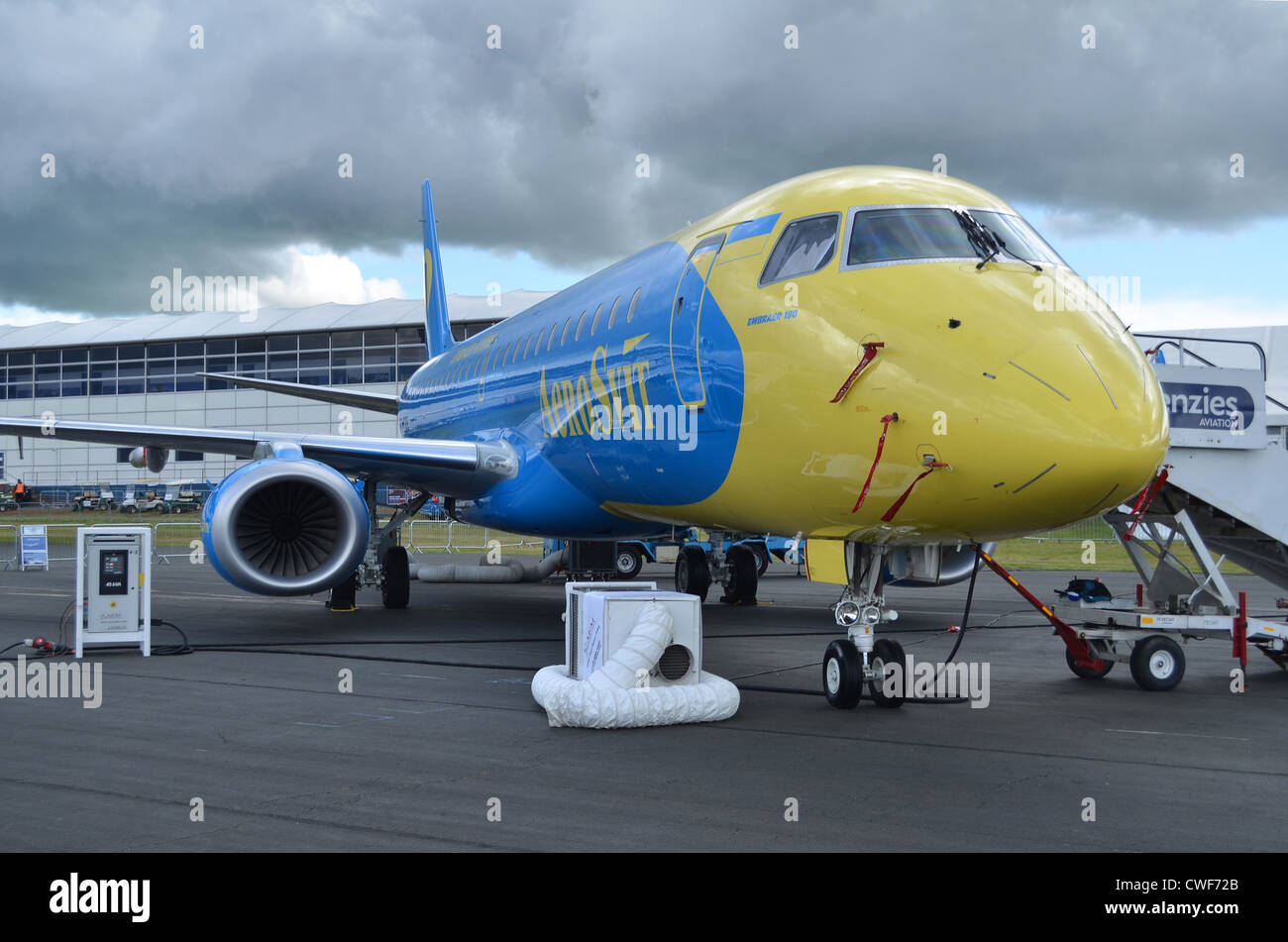 Embraer ERJ-190-100 in den Farben der Aerosvit Ukrainian Airlines auf dem Display auf der Farnborough International Airshow 2012 Stockfoto