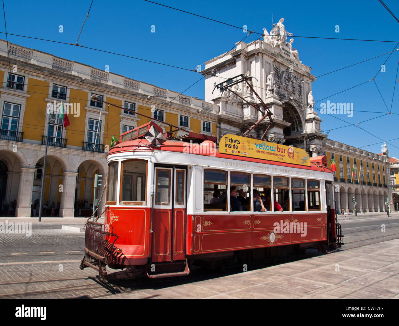 Touristische Straßenbahn in der Innenstadt von Lissabon Comercio Square Stockfoto