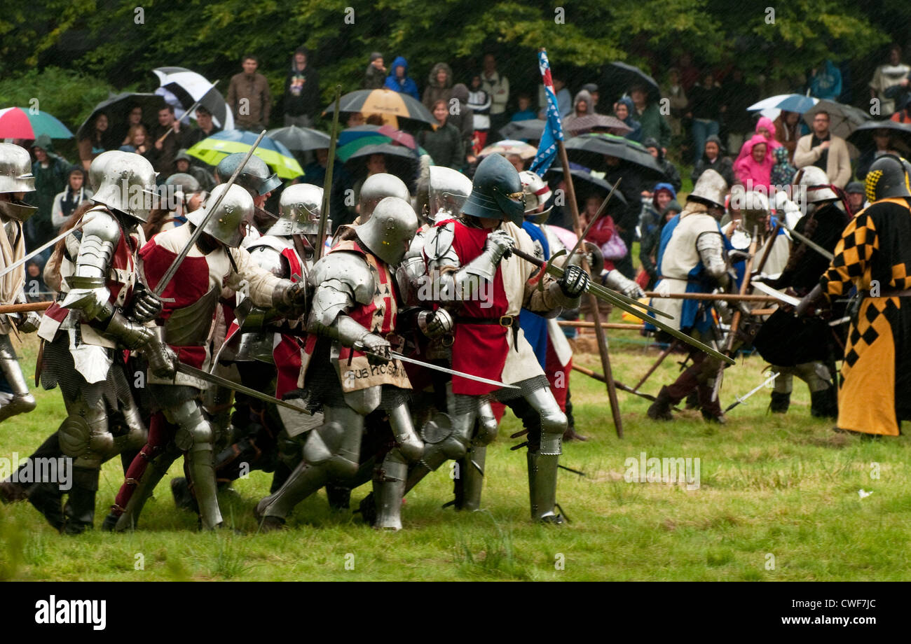 Mittelalterliche Re-enactment - Ritter in Rüstung Stockfoto