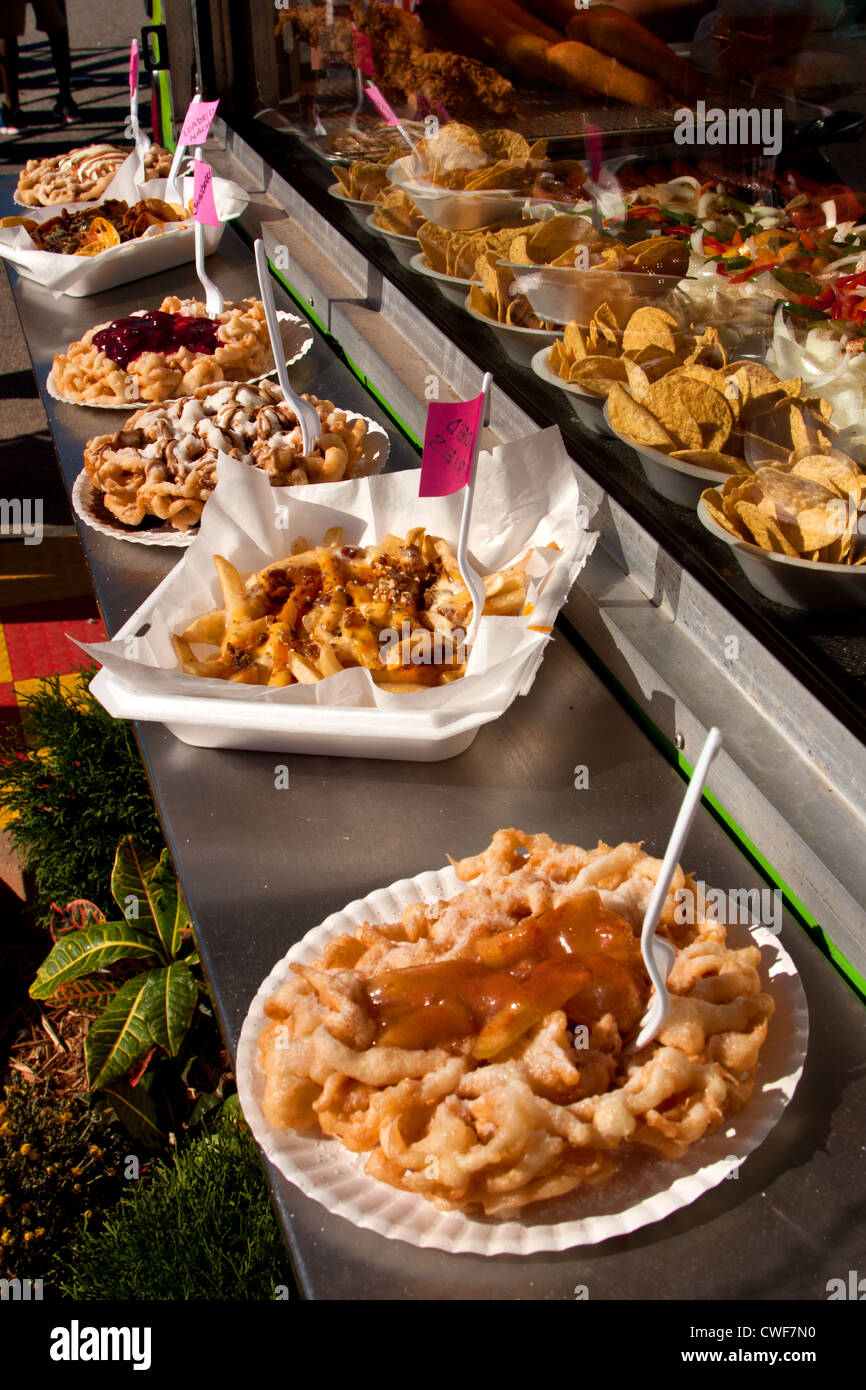 Trichter Kuchen zum Verkauf an einen Jahrmarkt Stockfoto