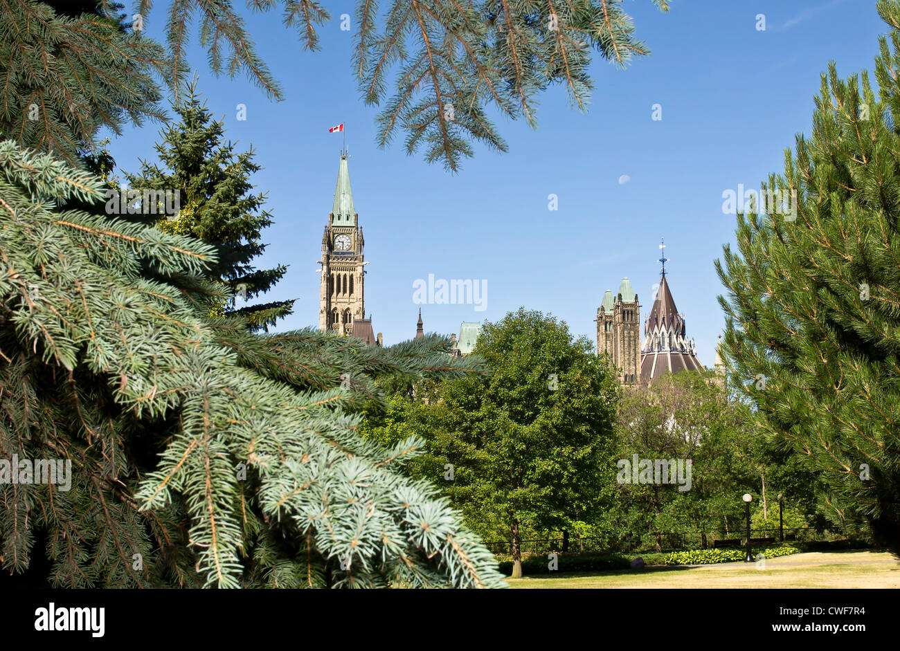 Das kanadische Parlament Centre Block und die Bibliothek gesehen von Major es Hill Park in Ottawa, Kanada. Stockfoto