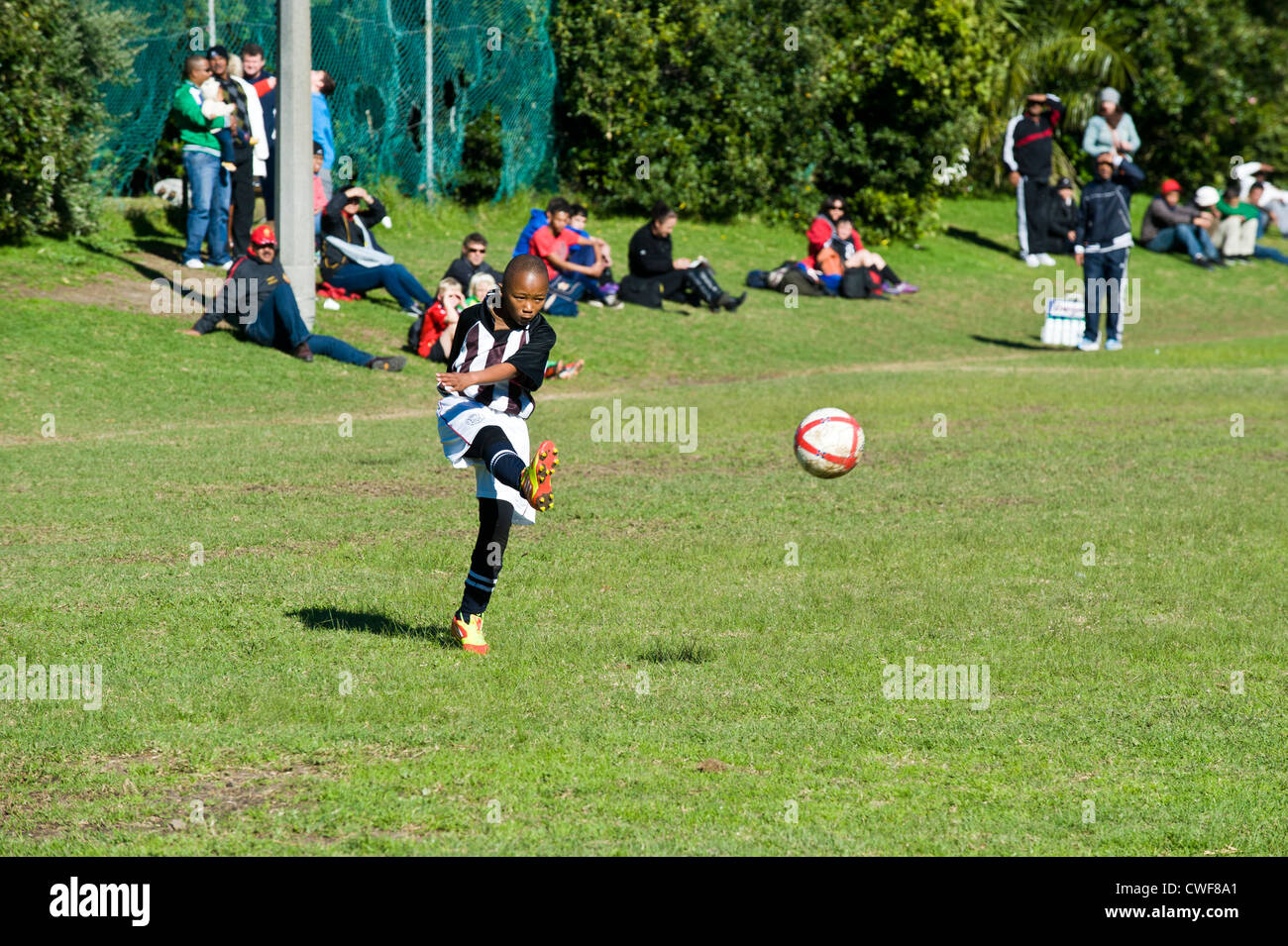 Jugend-Fußball-Spieler den Ball Rygersdal Football Club, Cape Town South Africa Stockfoto