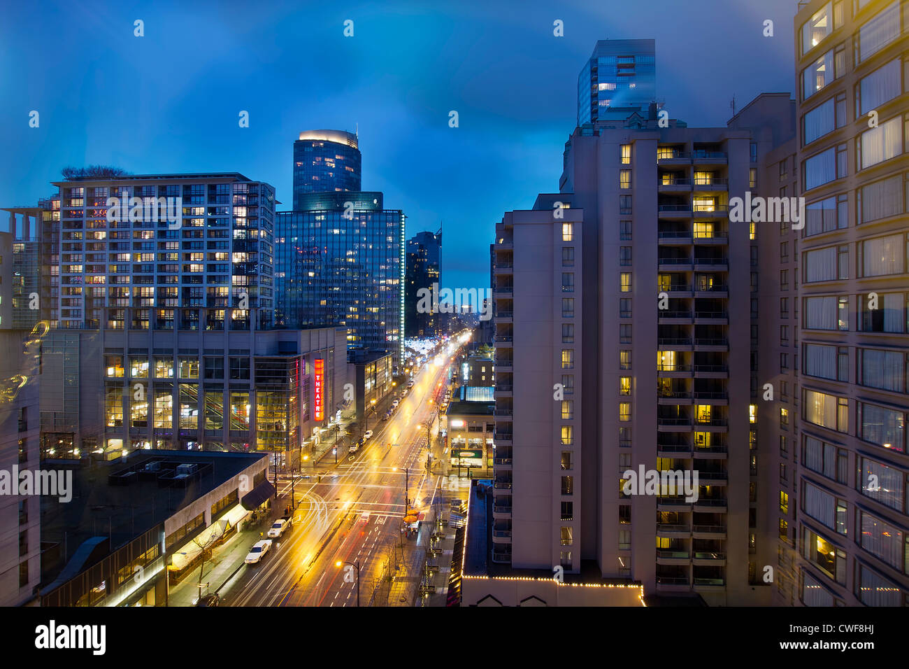 Vancouver BC Kanada Innenstadt am Abend blaue Stunde mit Licht Trails Stockfoto