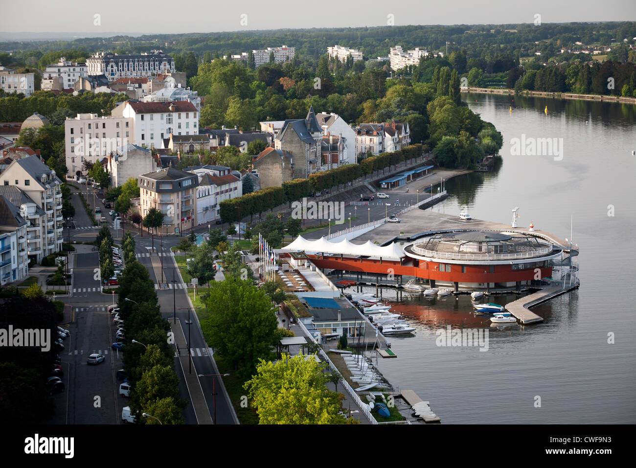 Auf dem rechten Ufer des Allier Sees, ein Luftbild des Restaurants "la Rotonde" und der Marina (Vichy-Frankreich Auvergne) Stockfoto