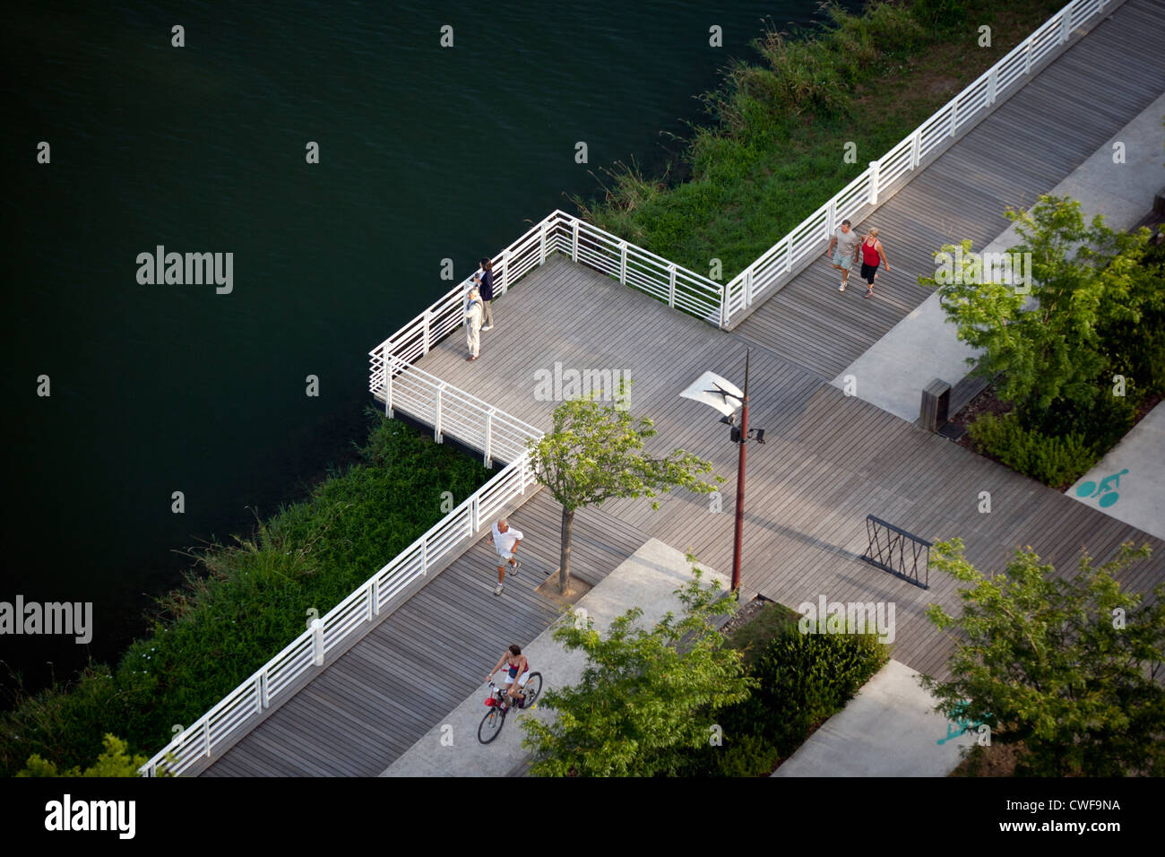 Eine Luftaufnahme der angelegten Promenade für Fußgänger, am rechten Ufer des Allier-Sees (Vichy - Auvergne - Frankreich). Stockfoto