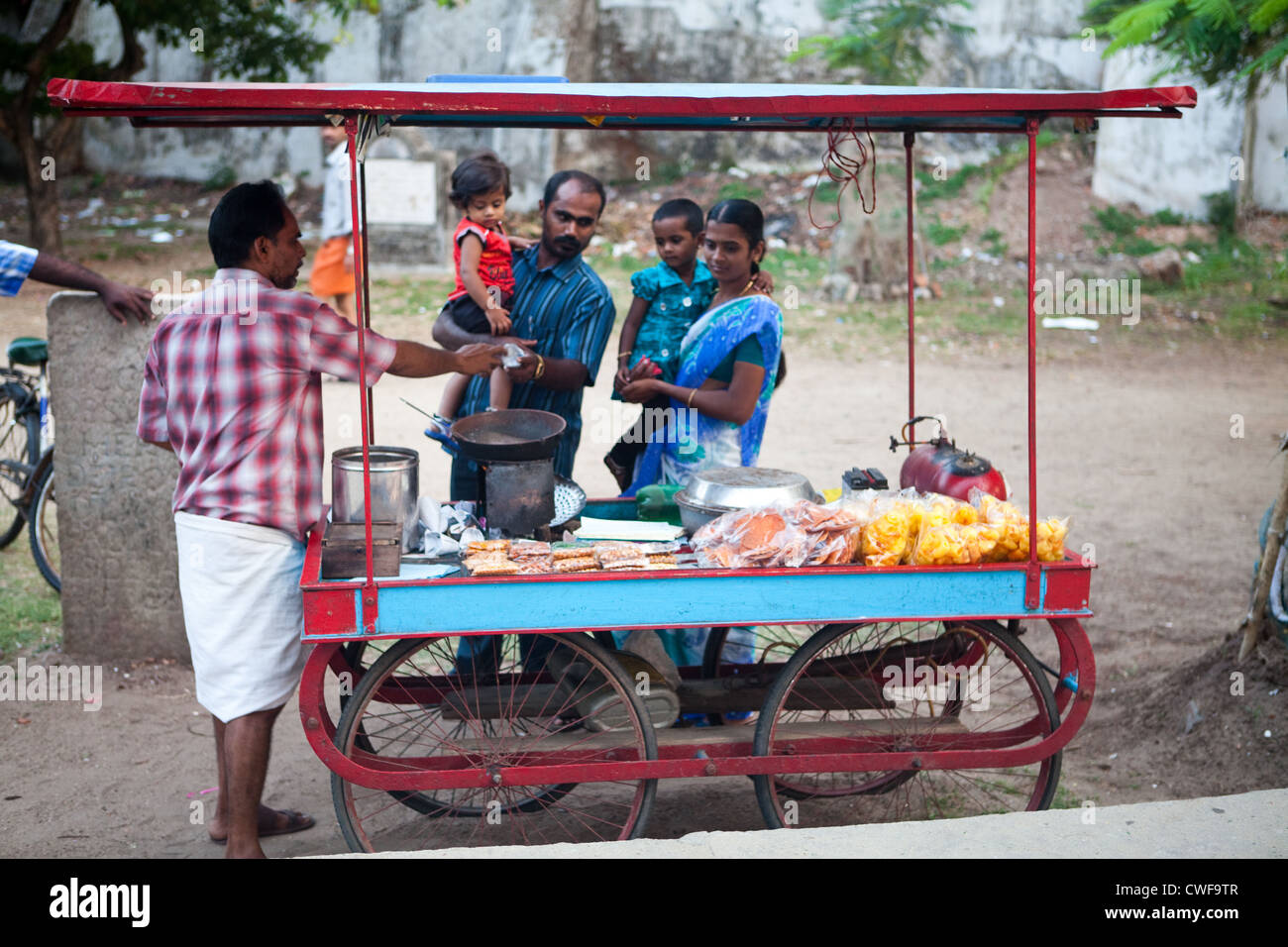 Familie Kauf von Lebensmitteln aus Straßenverkäufer in Fort Cochin, Kerala  Stockfotografie - Alamy