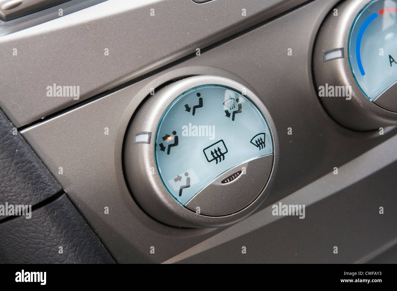 Netzscheibe der Klimaanlage im Auto Stockfotografie - Alamy