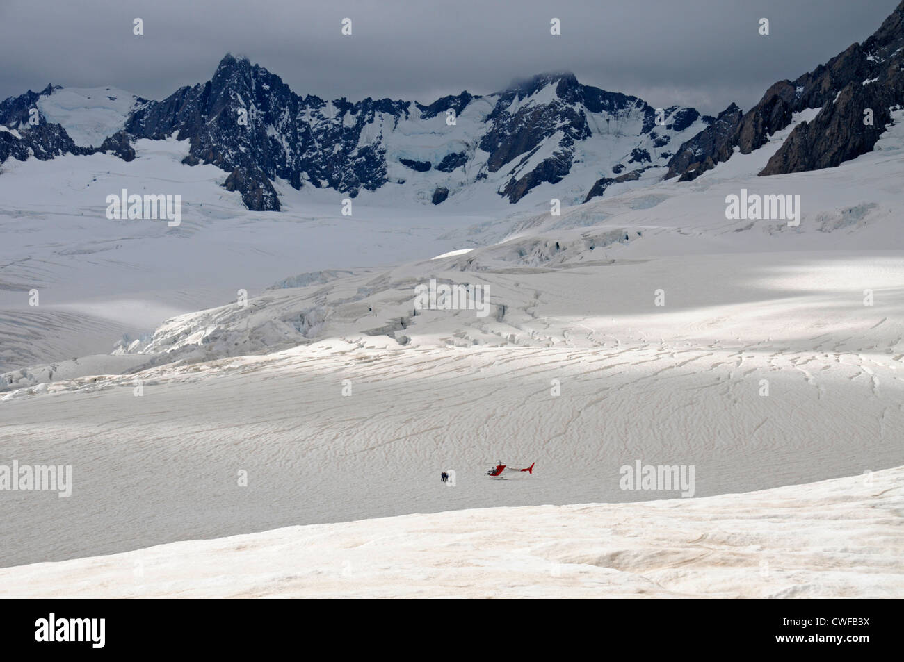 Eine kleine Gruppe von Touristen stehen in der Nähe ein Sightseeing-Hubschrauber in der Nähe von Franz Josef Gletscher auf der Südinsel in Neuseeland. Stockfoto