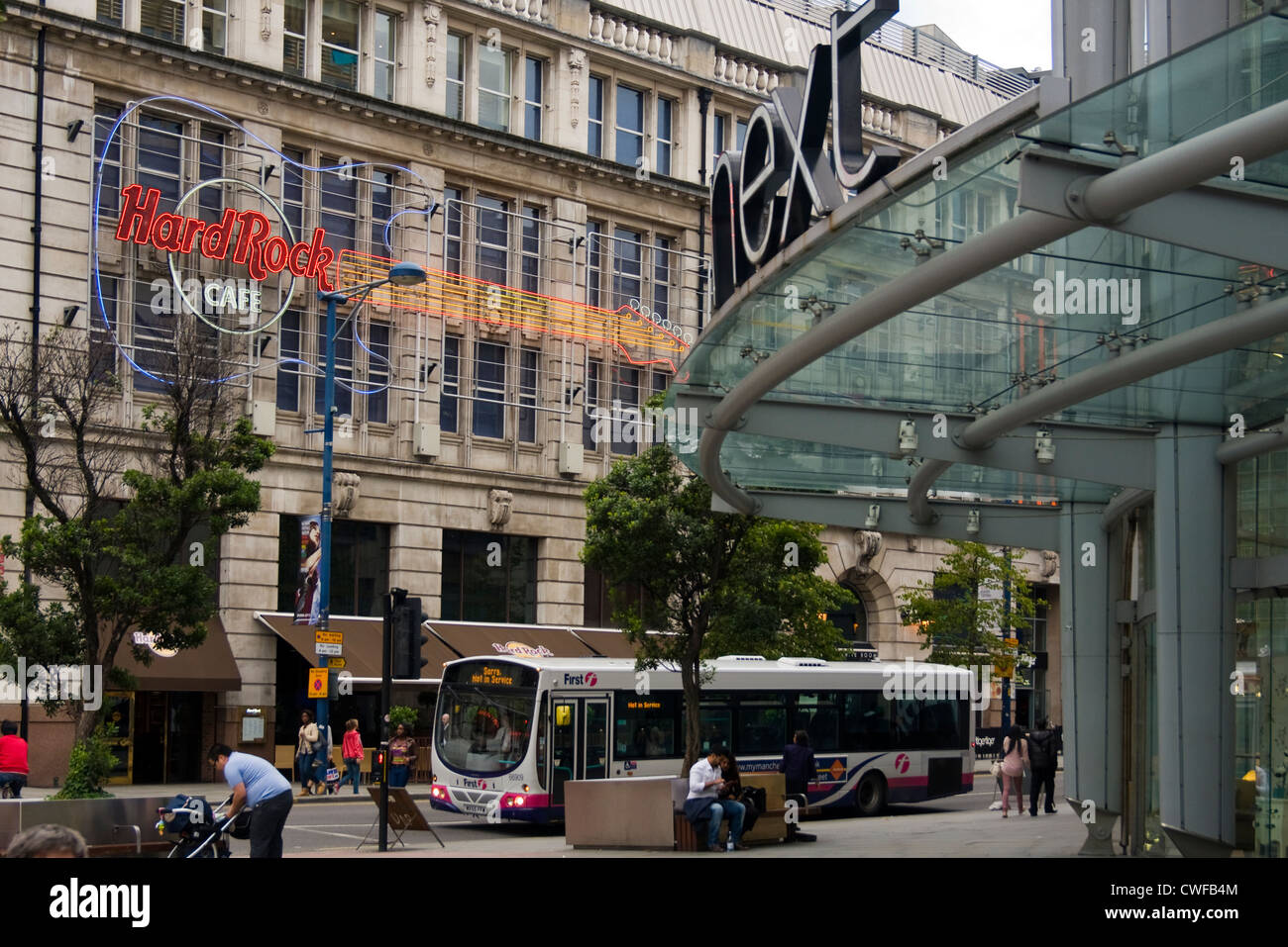 Manchester-Geschäften, Restaurants und Verkehrsmitteln Stockfoto