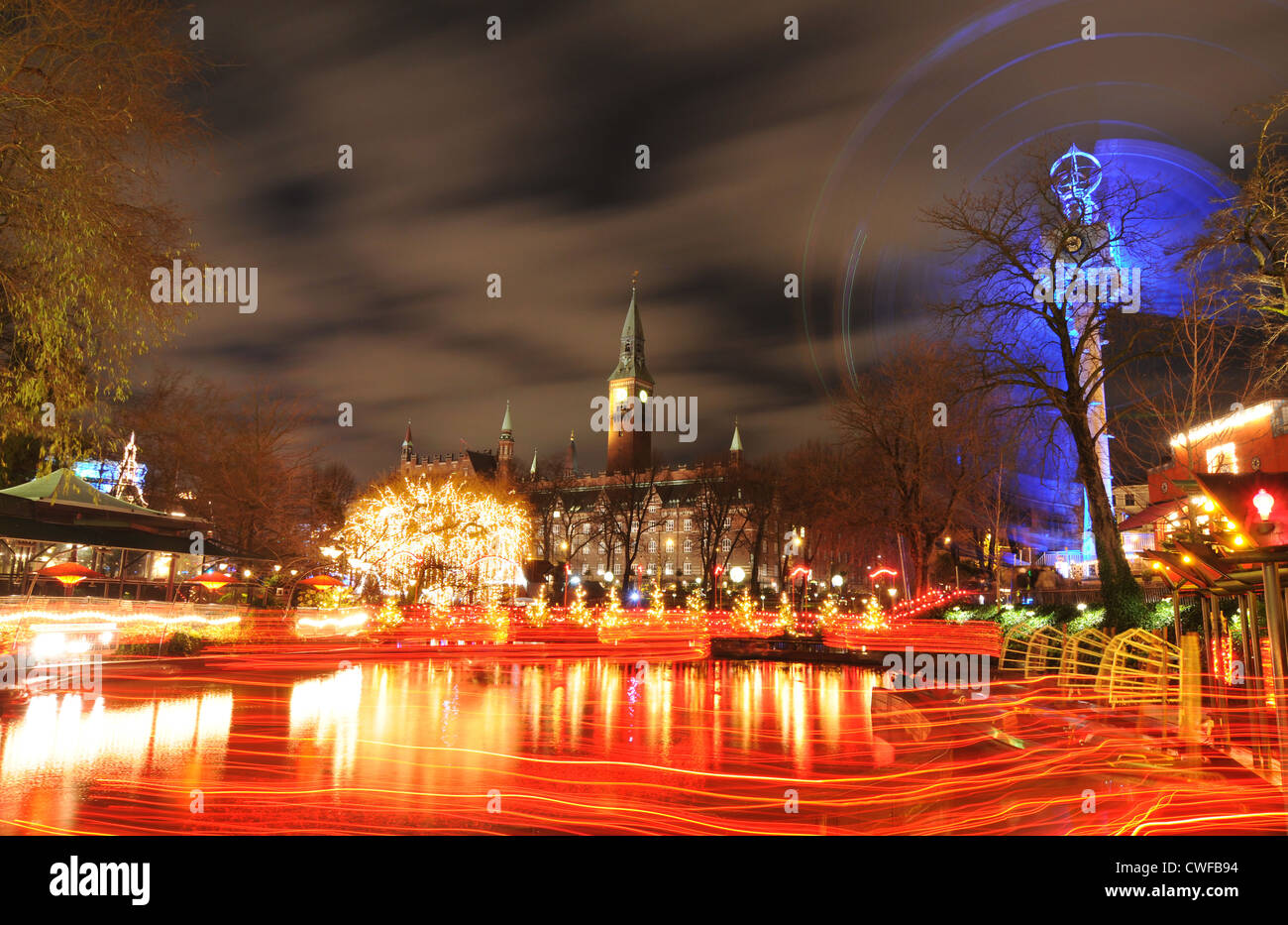 Kopenhagen, Dänemark - 19. Dezember 2011: Nachtlandschaft des Rathauses in Kopenhagen gesehen von den Tivoli Gärten zu Weihnachten Stockfoto