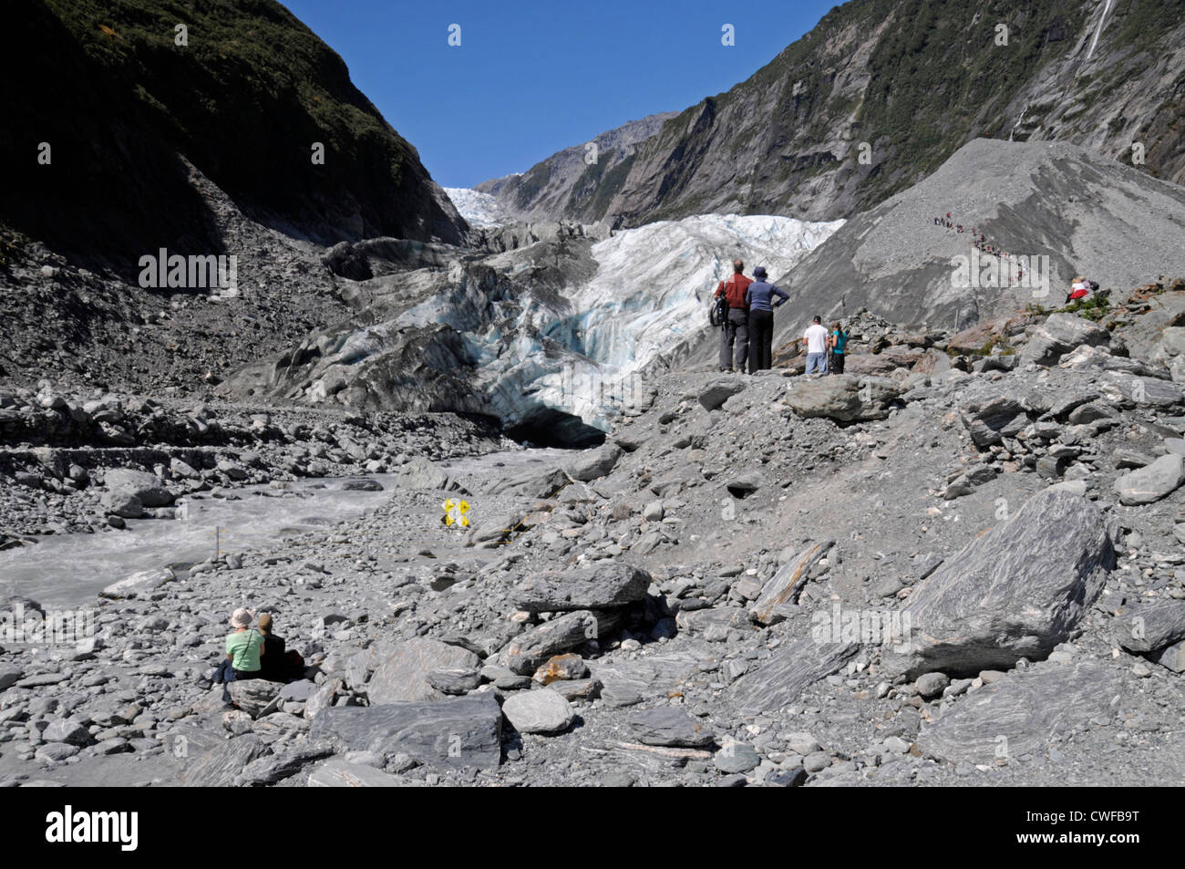Eine Gruppe von Besuchern befindet sich in der Sicherheitszone am Fuße des 12 km langen Franz-Josef-Gletschers im Westland-Tai-Poutini-Nationalpark im Westen Stockfoto