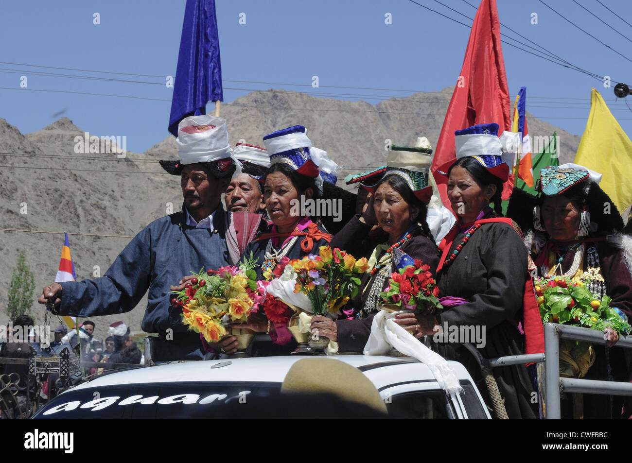 Eine Autokolonne begrüßt den Dalai Lama zu Besuch in Ladakh, Indien "Little Tibet" Juli / August 2012. Stockfoto