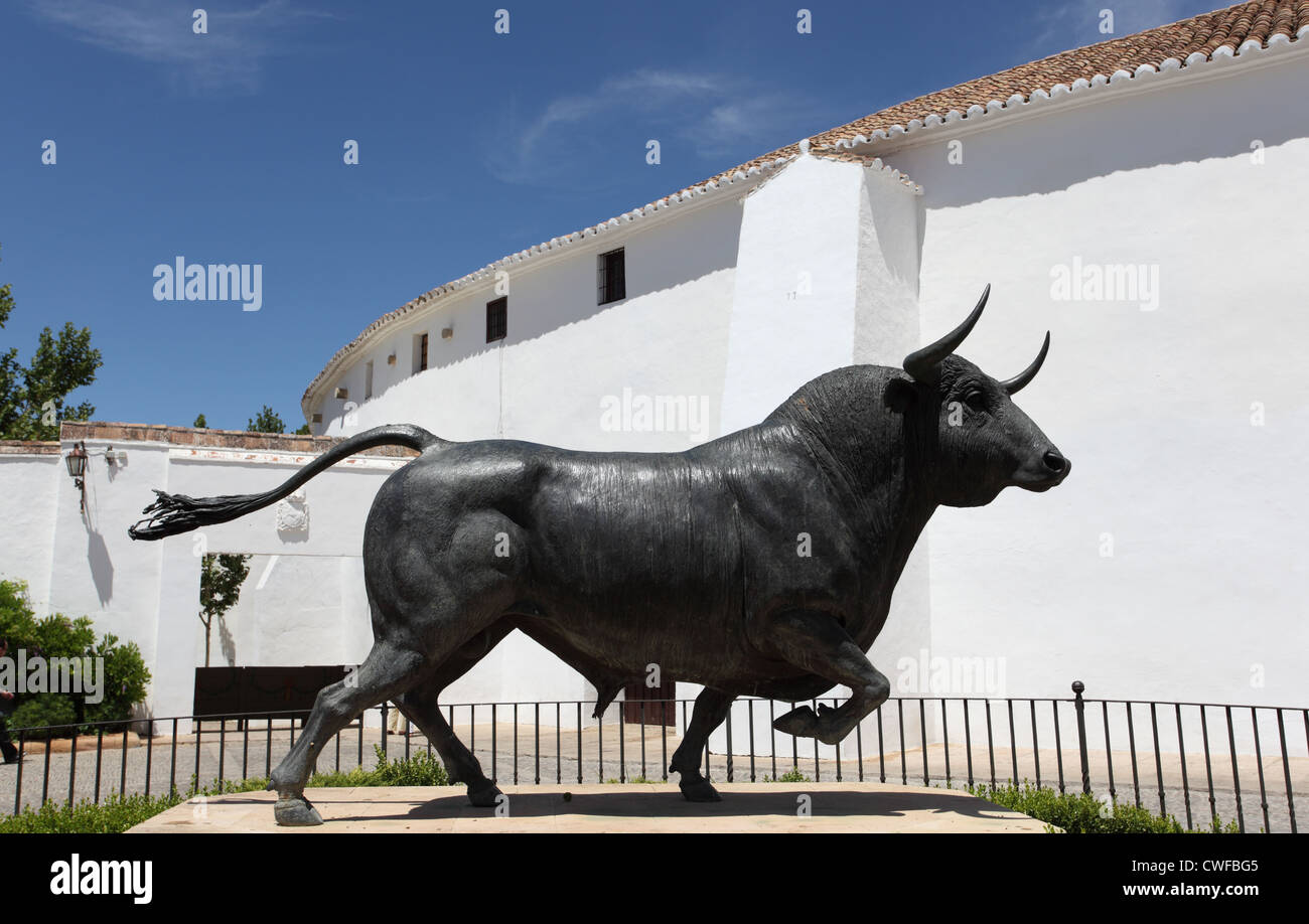 Statue eines Stiers außerhalb der Stierkampfarena (Plaza de Toros) in Ronda, Andalusien Spanien Stockfoto