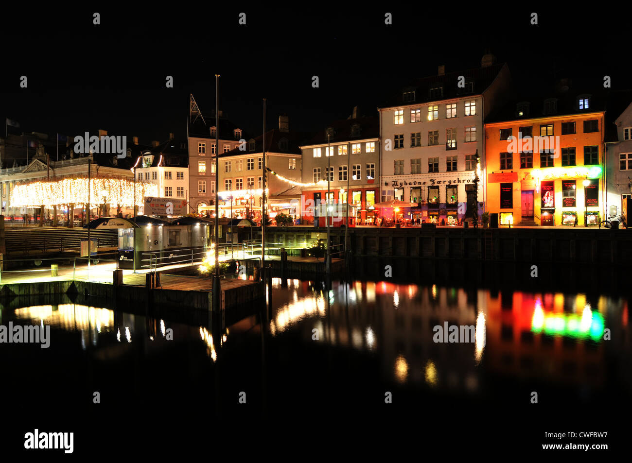 Kopenhagen, Dänemark - 18. Dezember 2011: Nacht Blick auf die Altstadt Architektur und Boote auf dem dänischen Kanal Stockfoto