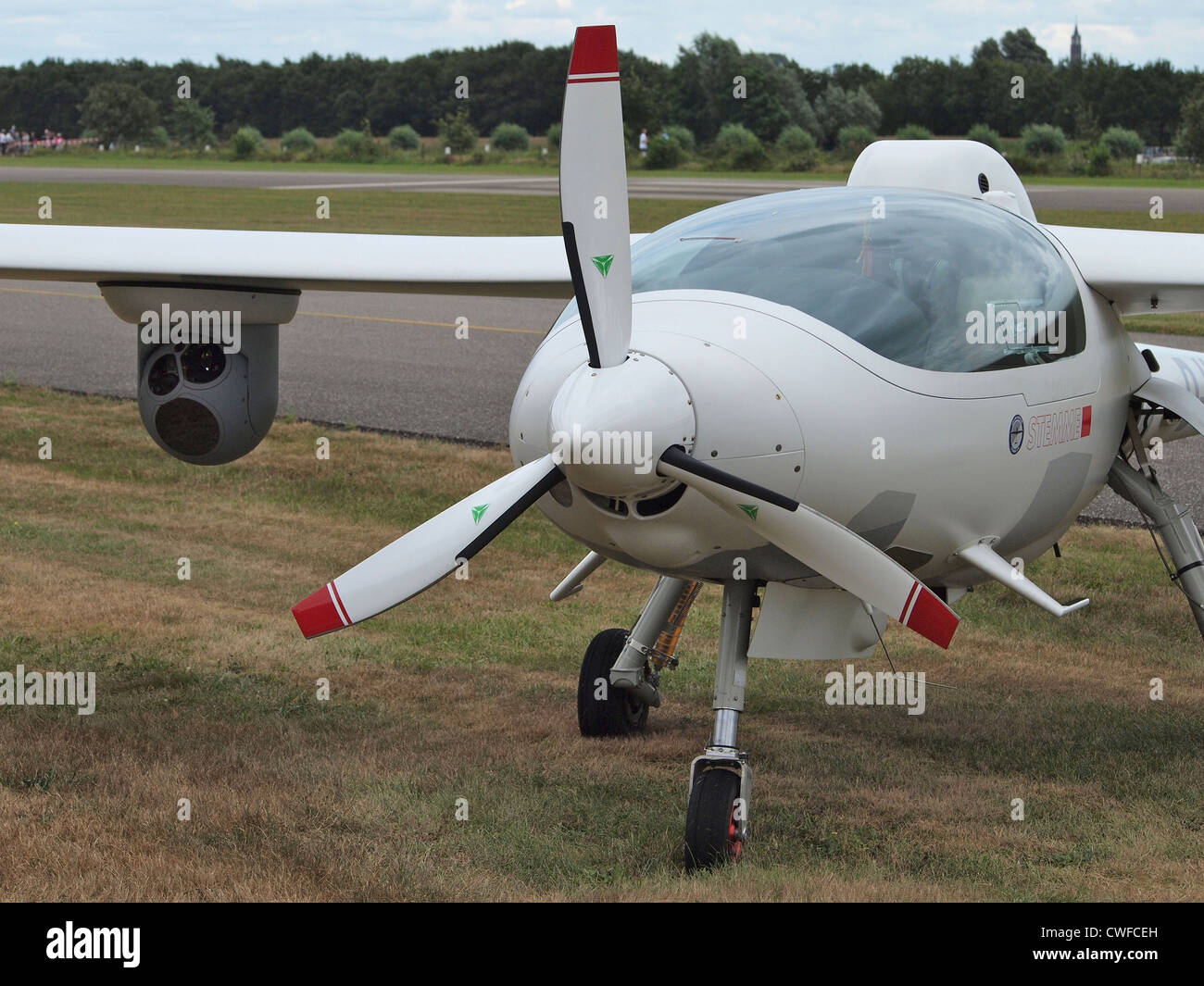 Stemme S6 Motorsegler Flugzeug ausgerüstet für die Luftbildfotografie. Seppe Flugplatz, Niederlande Stockfoto