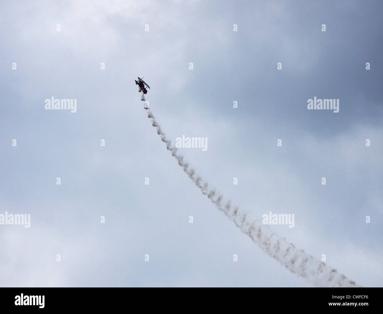 Pitts special Flugzeug durchführen Schleife Kunstflug mit Rauchfahne. Seppe, Niederlande Stockfoto