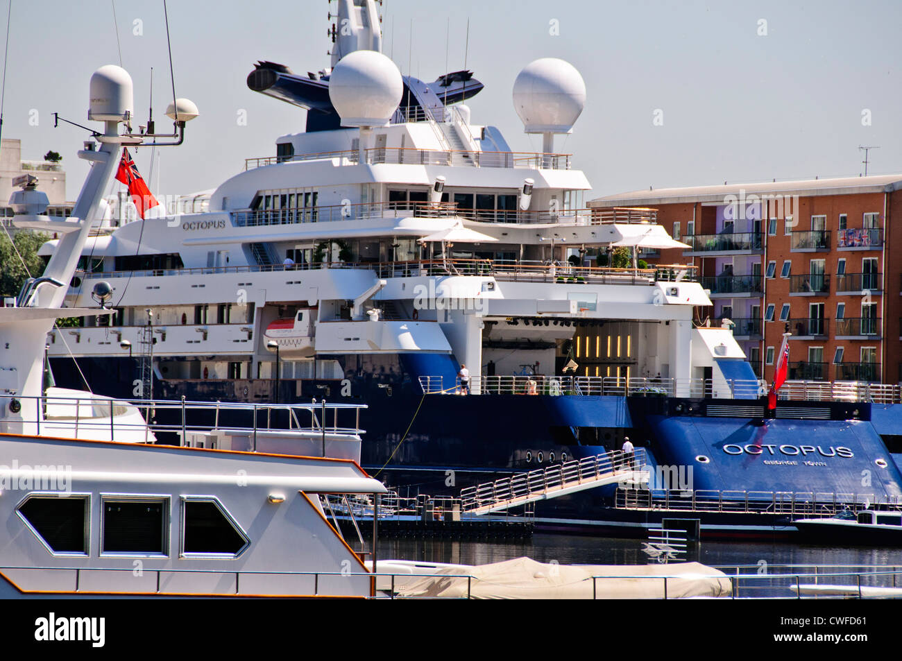 Luxus-Yachten vor Anker in West India Docks, Octopus, die Zugehörigkeit zu Microsoft Billionaire, Canary Wharf Gebäude, London, UK Stockfoto